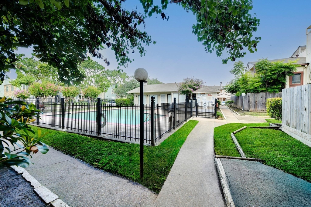 3915 Tanglewilde Street - Photo 15