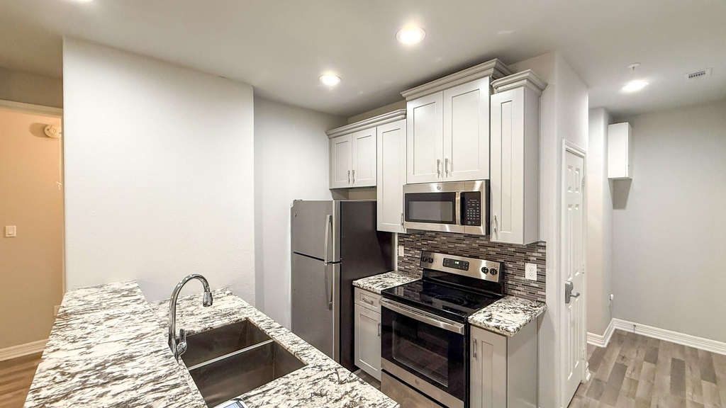 7823 Gladstone Street - Photo 3