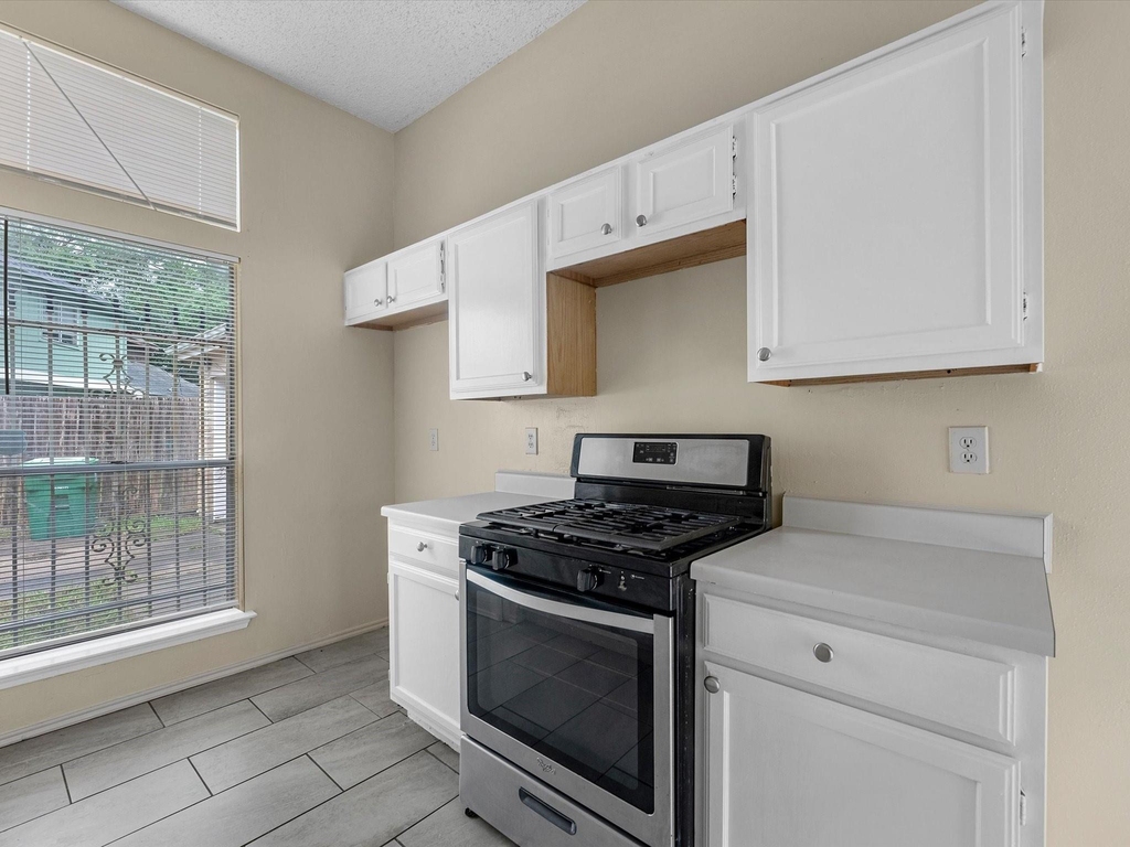 6338 Southwood Court N - Photo 6