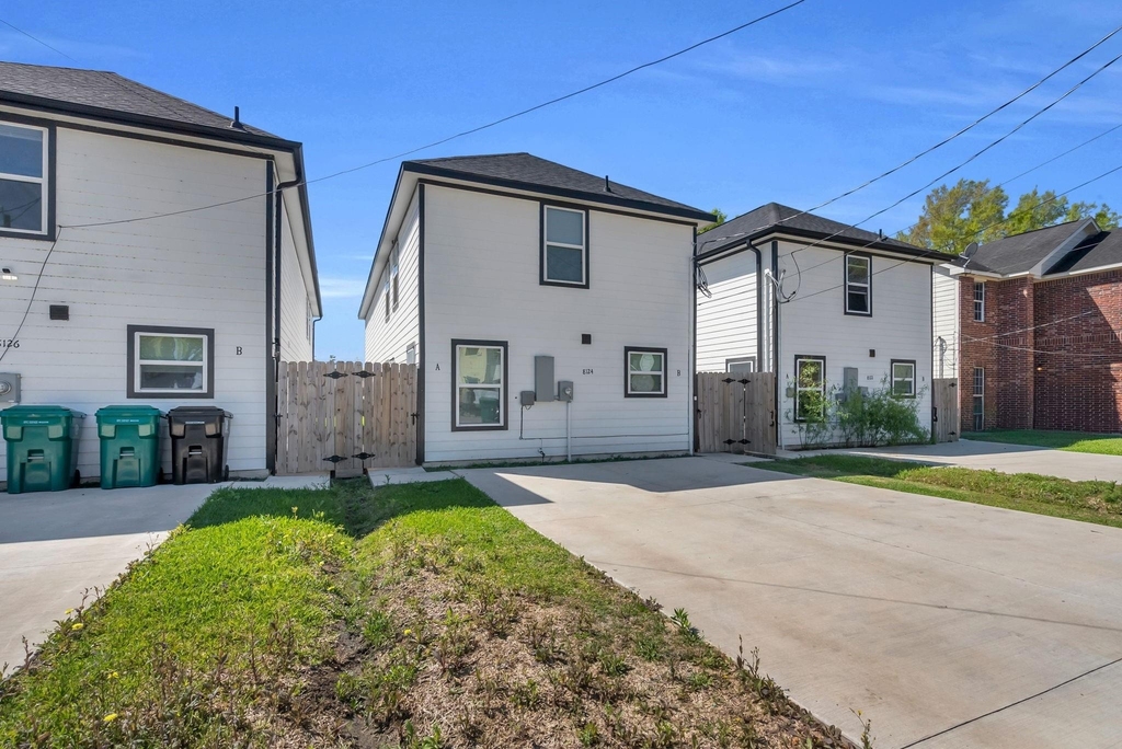 8124 Sterlingshire Street - Photo 2