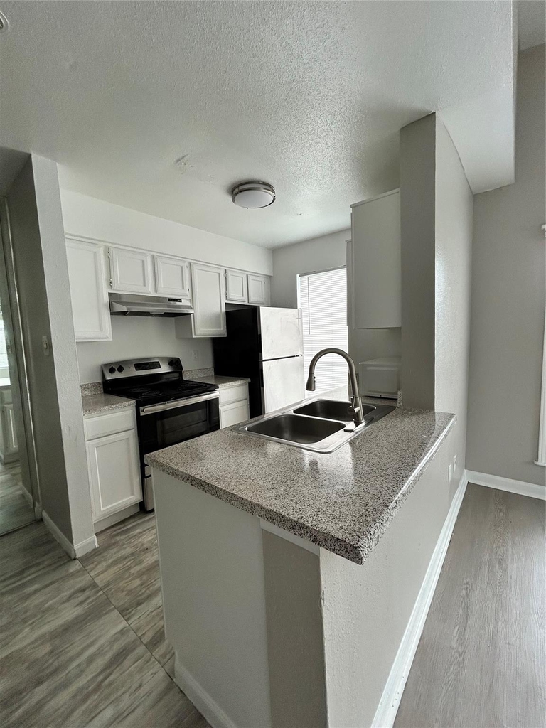 3900 Woodchase Drive - Photo 2