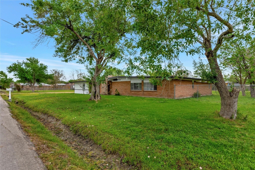 9010 Freeland Street - Photo 18