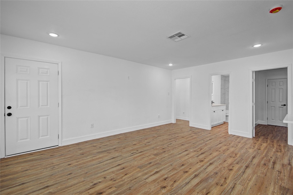 1203 W 6th Street - Photo 6