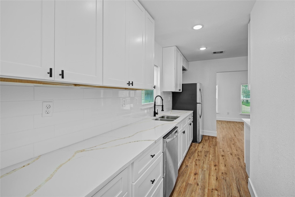 1203 W 6th Street - Photo 13