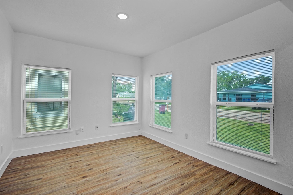 1203 W 6th Street - Photo 8