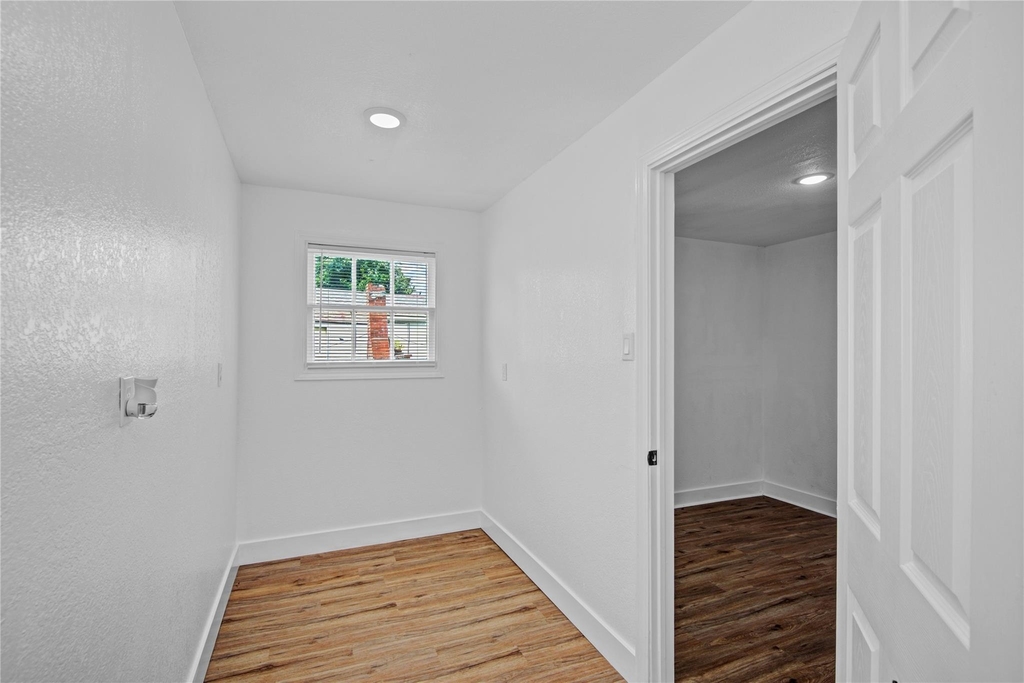 1203 W 6th Street - Photo 17