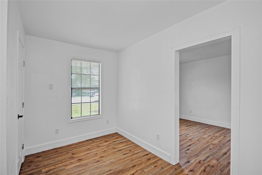 1203 W 6th Street - Photo 18