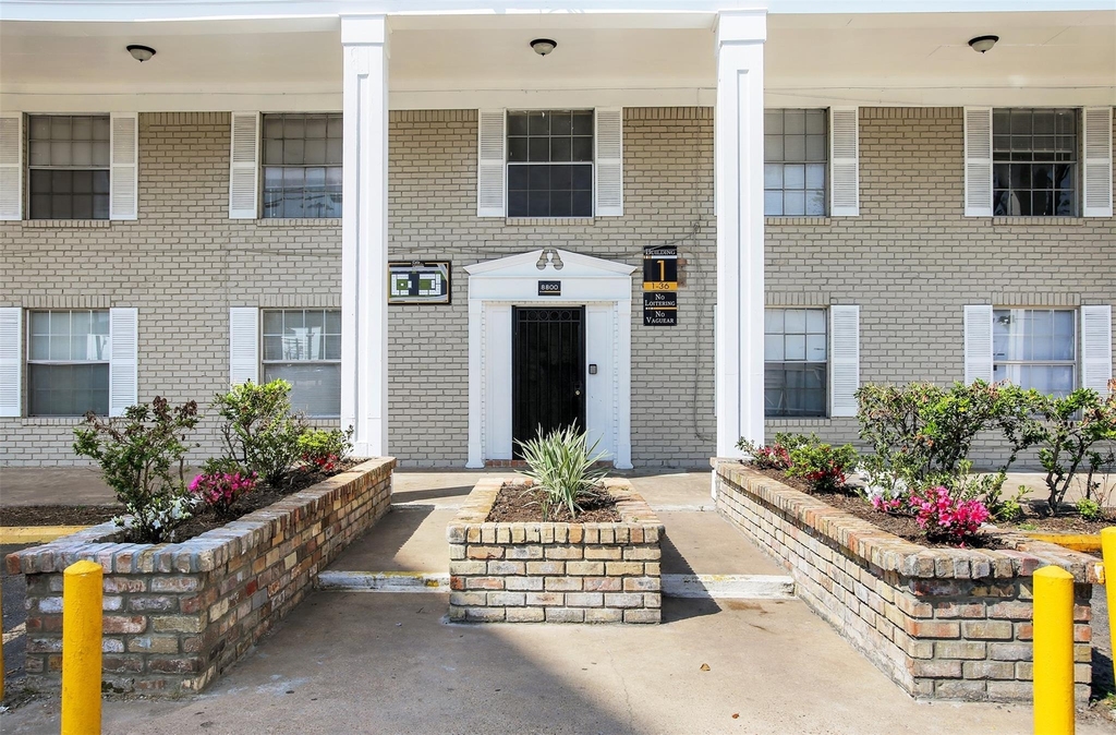 8800 Gulf Freeway - Photo 1
