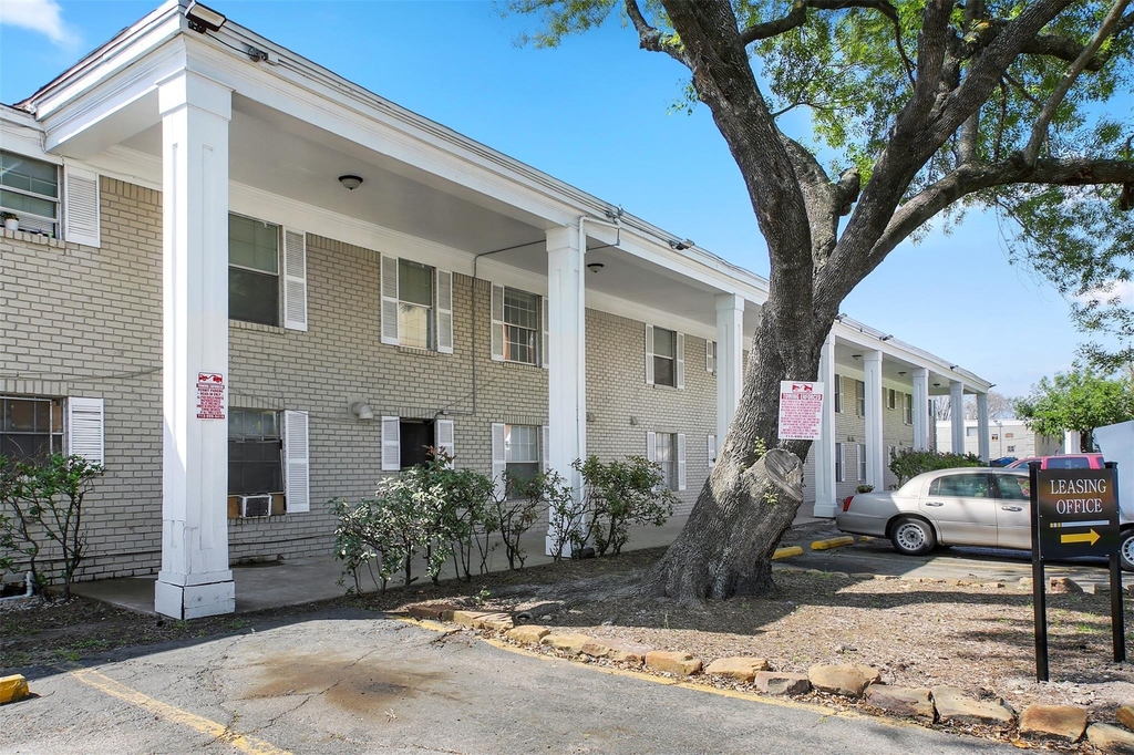 8800 Gulf Freeway - Photo 14