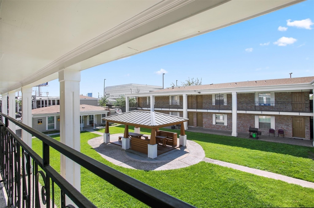 8800 Gulf Freeway - Photo 18