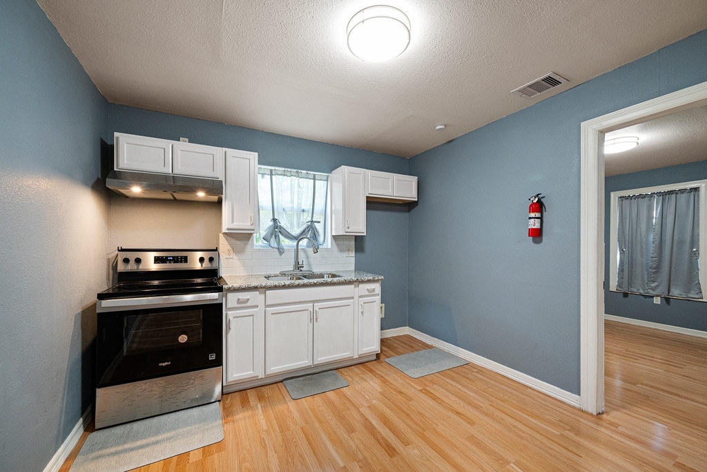 7815 Harding Street - Photo 14