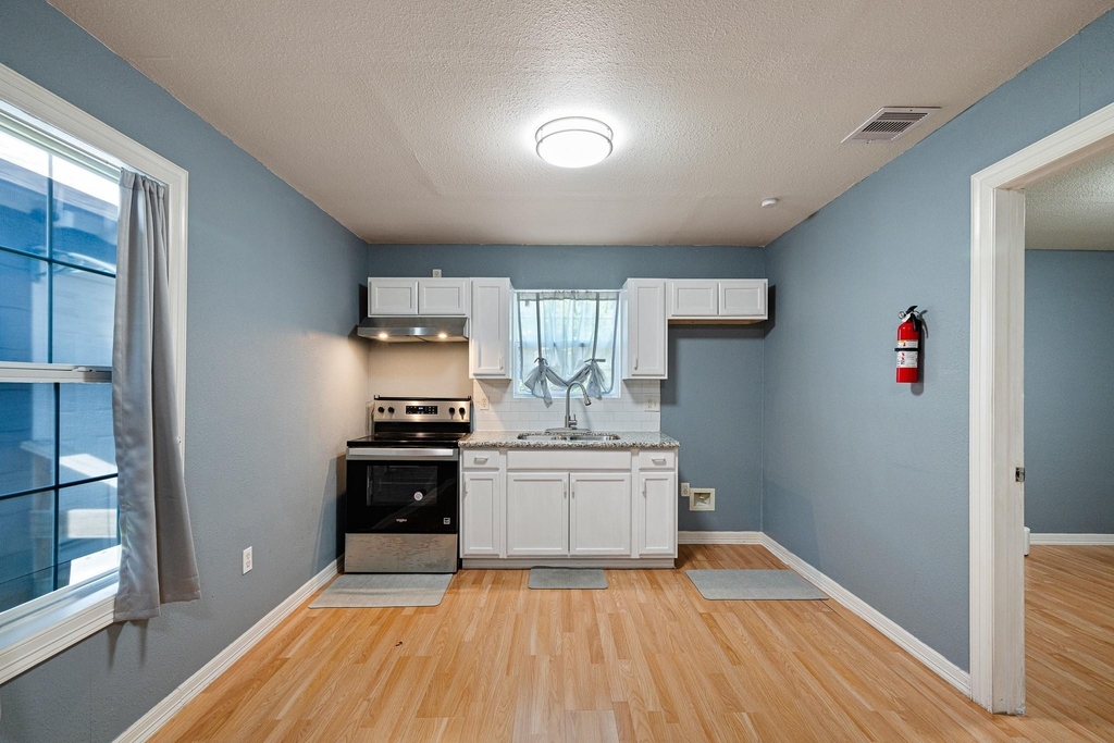 7815 Harding Street - Photo 10
