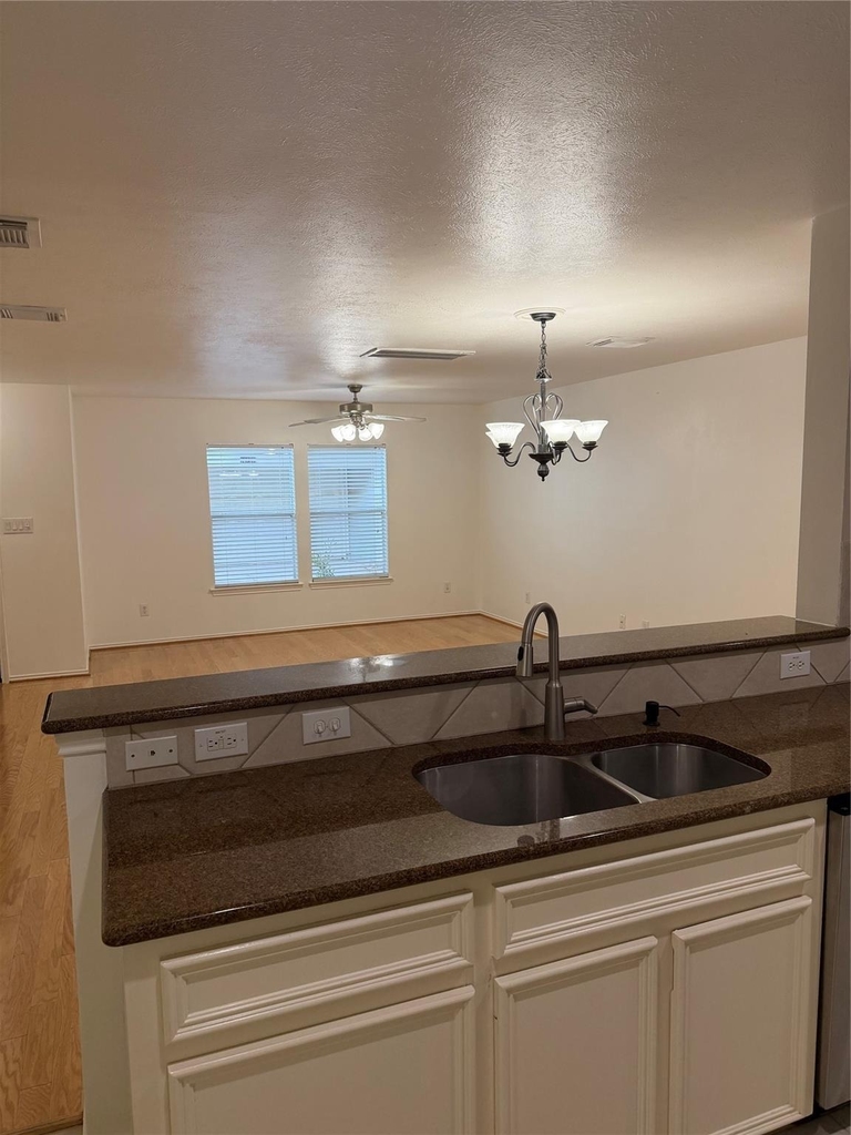 1421 W 26th Street - Photo 2