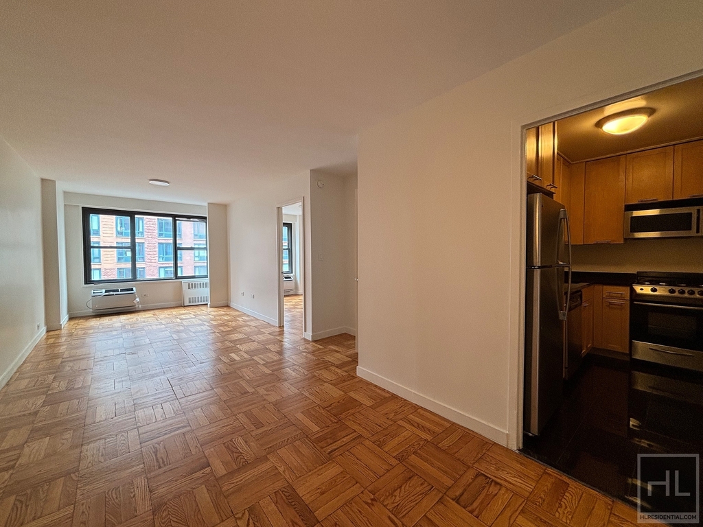 East 16 Avenue - Photo 3