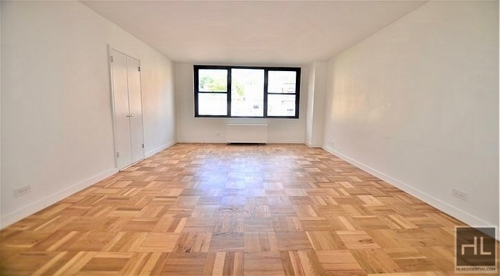 East 49 Street - Photo 0