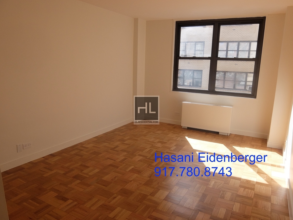 East 49 Street - Photo 1