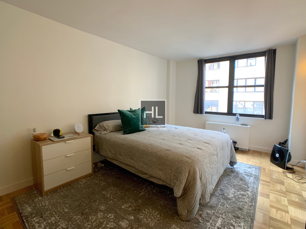 East 49 Street - Photo 6