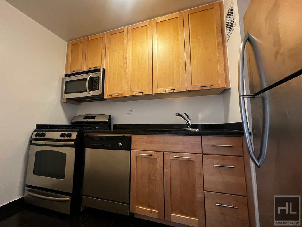 East 49 Street - Photo 1