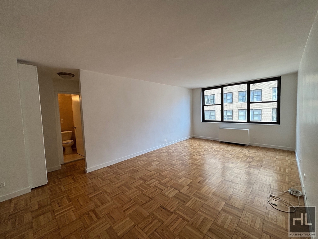 East 49 Street - Photo 0