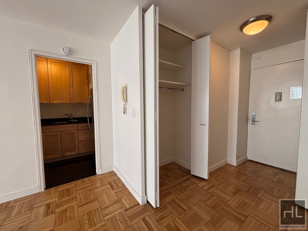 East 49 Street - Photo 4