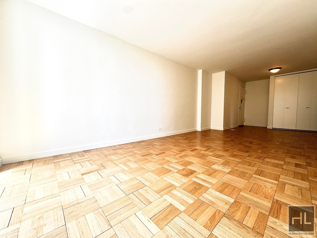 East 49 Street - Photo 0