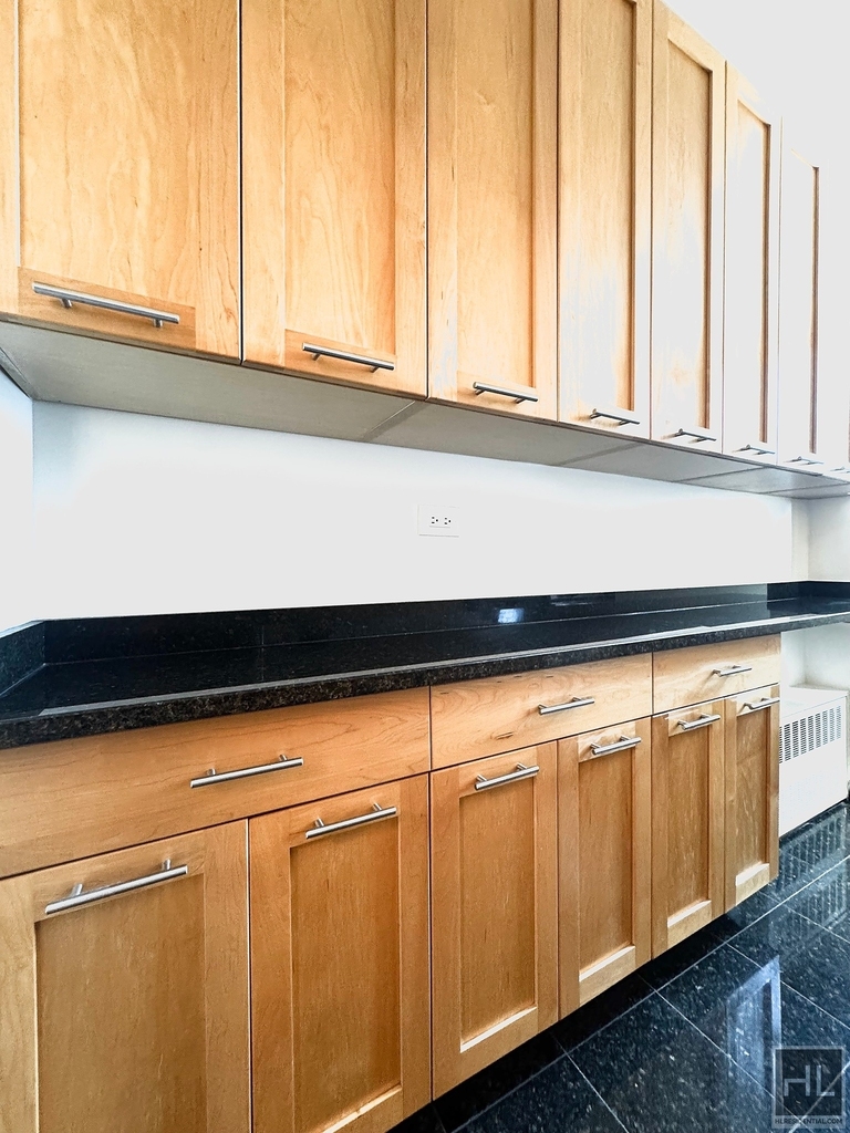 East 49 Street - Photo 5
