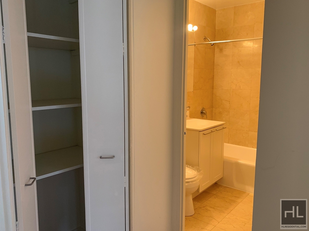 East 49 Street - Photo 7
