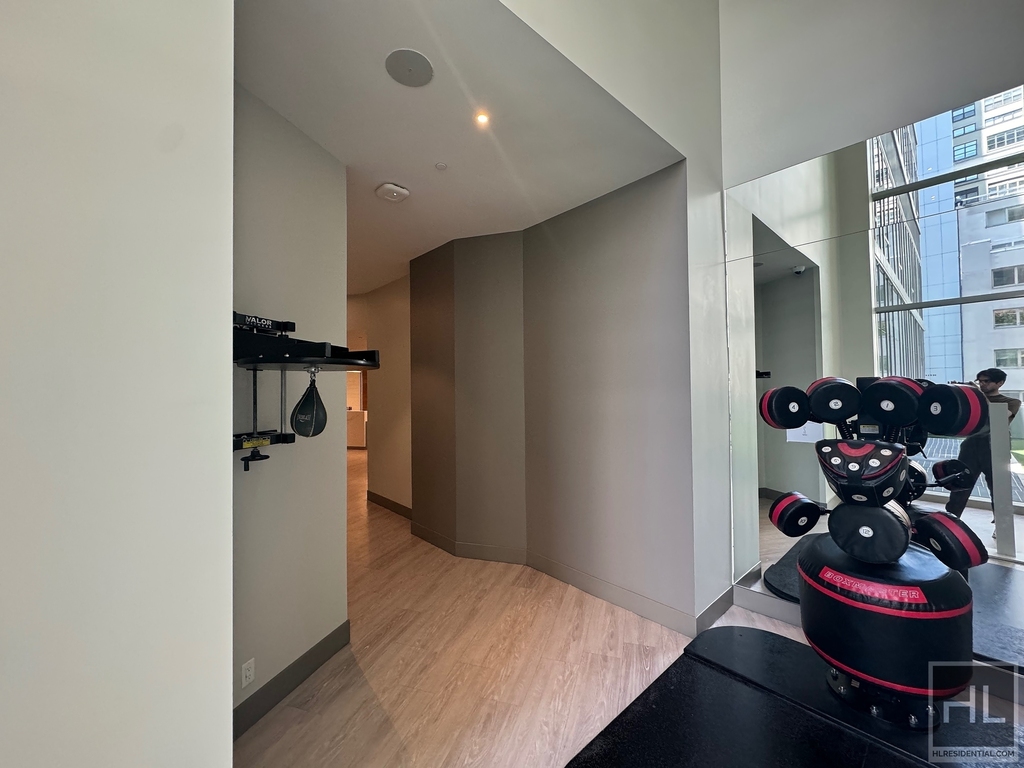 East 44th Street - Photo 10