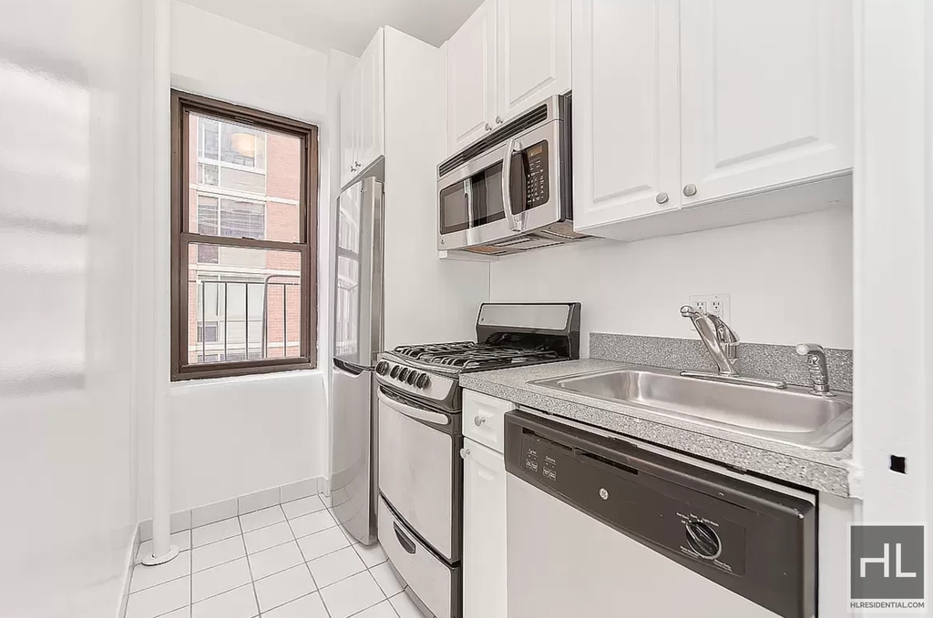 East 24 Street - Photo 8