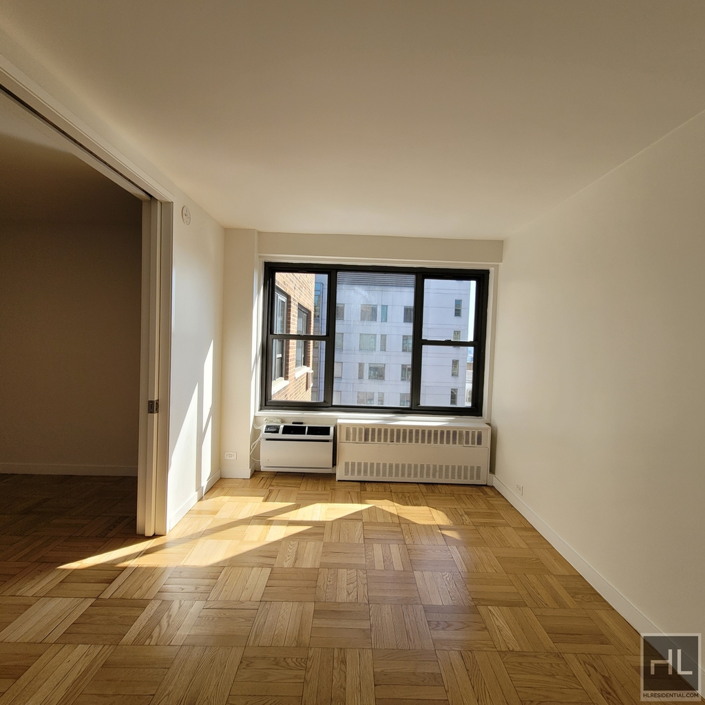 Fourth Avenue - Photo 3