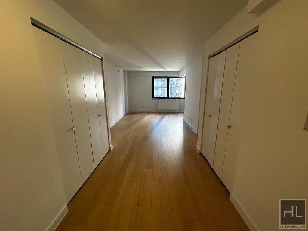 East 39th Street - Photo 0