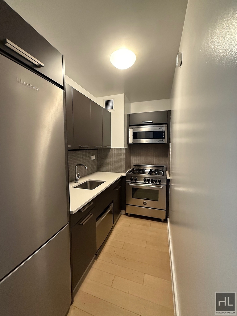 East 39th Street - Photo 2