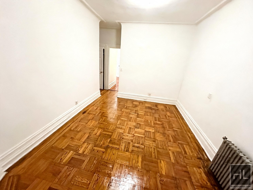 Summit Avenue - Photo 2