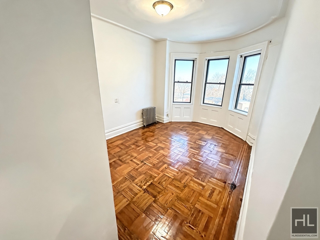 Summit Avenue - Photo 0