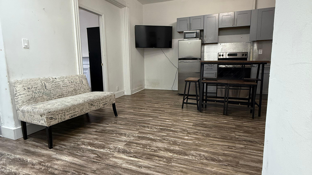1134 Hancock St - Photo 2