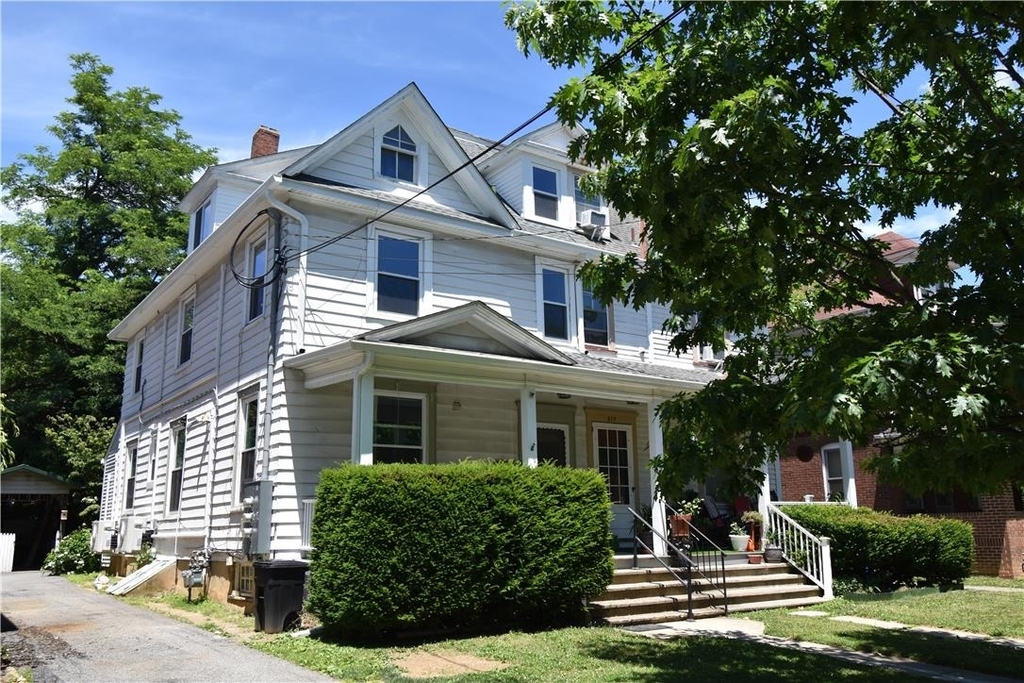 219 W Burke Street - Photo 0