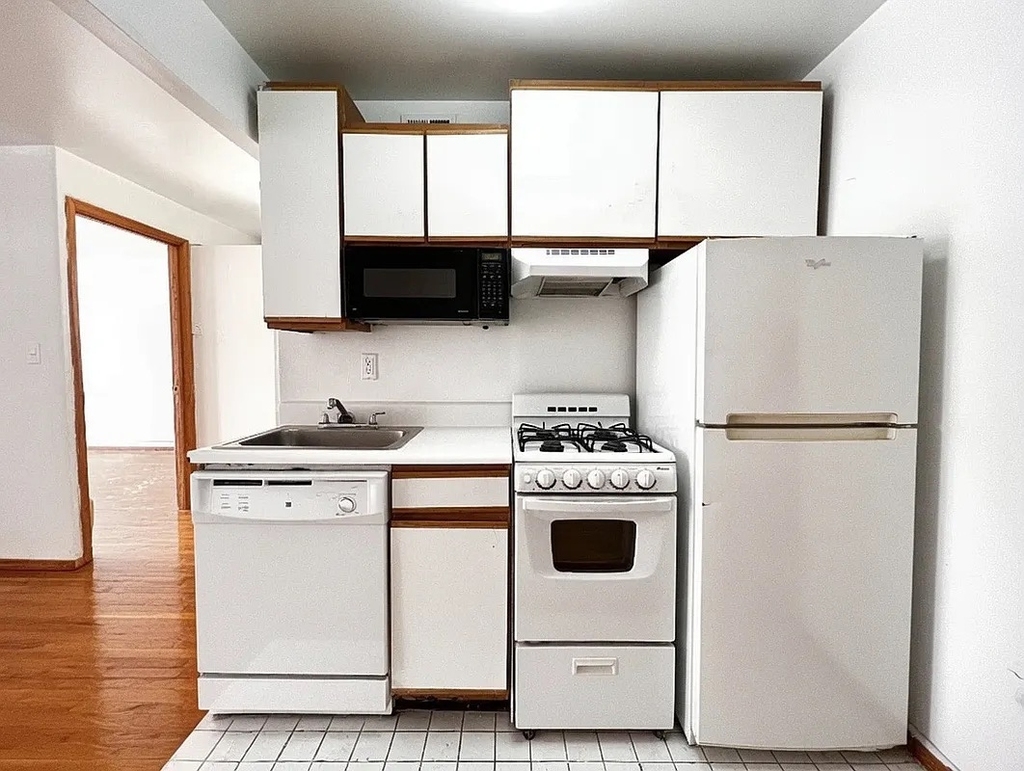 1425 York Avenue - Photo 1