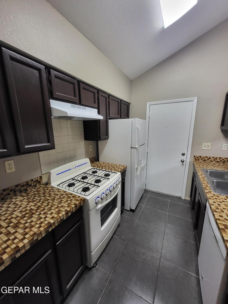 1802 Frank Sinatra Place - Photo 5