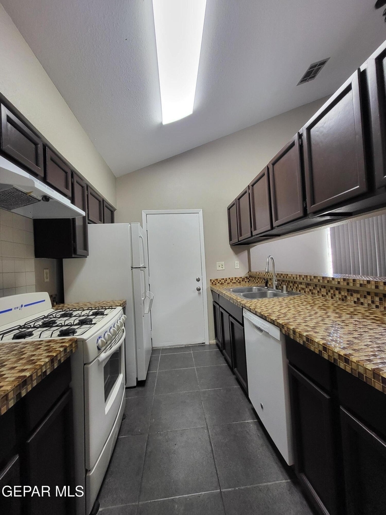 1802 Frank Sinatra Place - Photo 8