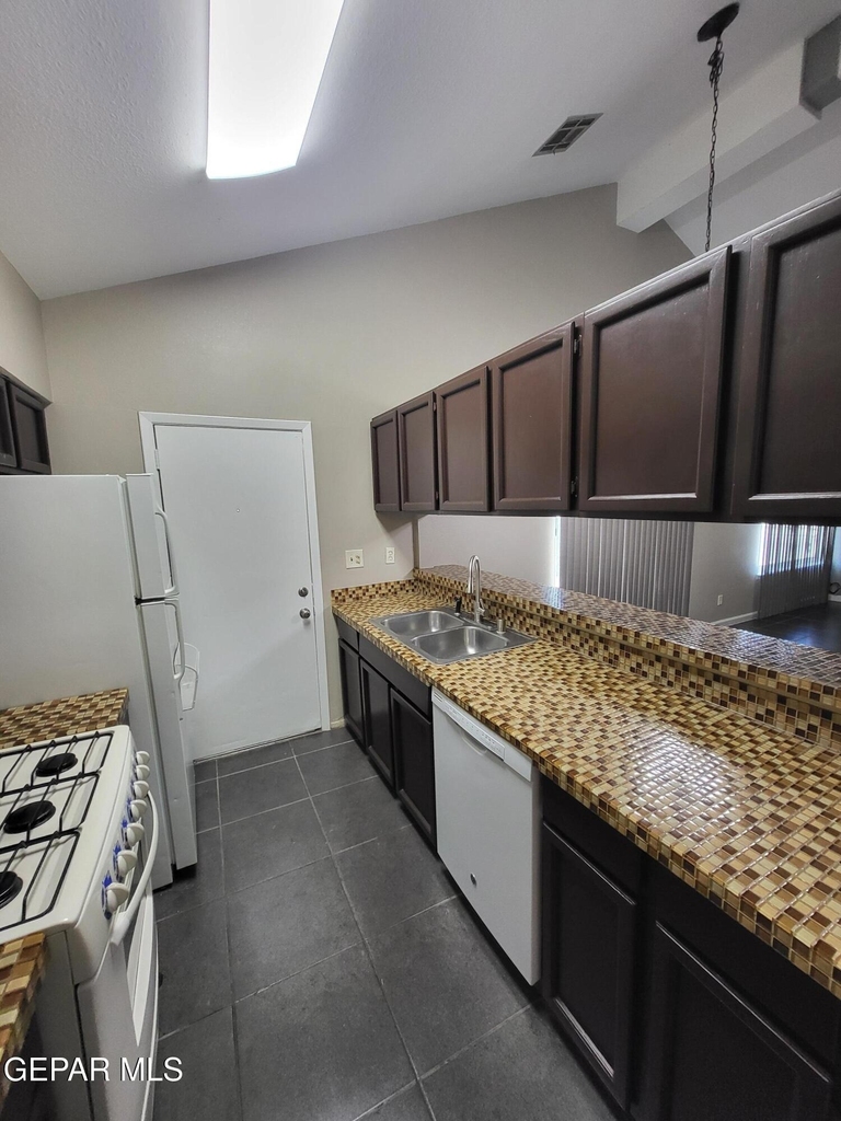 1802 Frank Sinatra Place - Photo 7