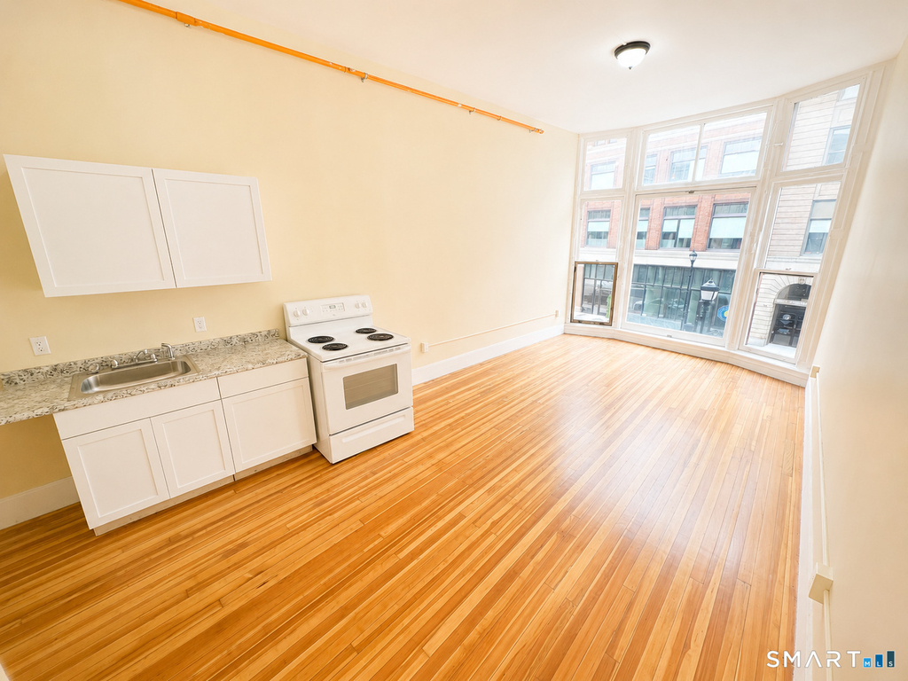105 Bank Street - Photo 0