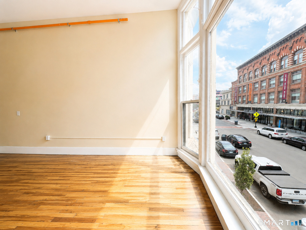 105 Bank Street - Photo 1