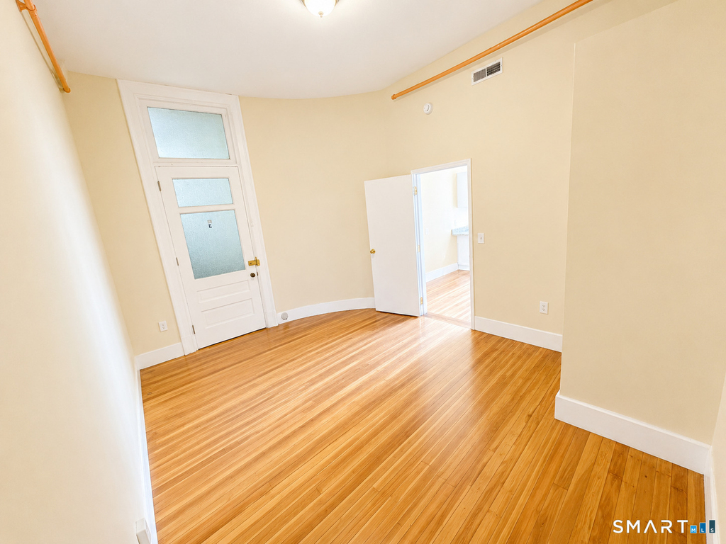 105 Bank Street - Photo 3