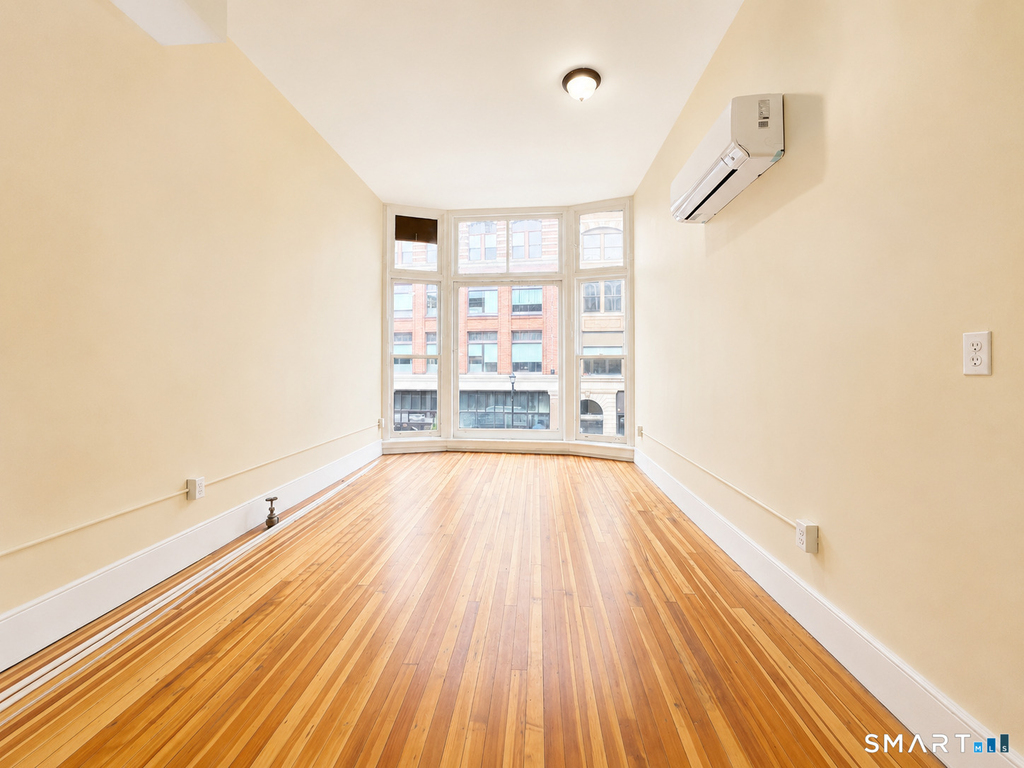 105 Bank Street - Photo 2