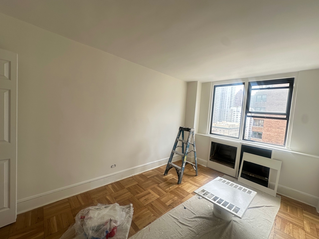 435 East 79th Street - Photo 5