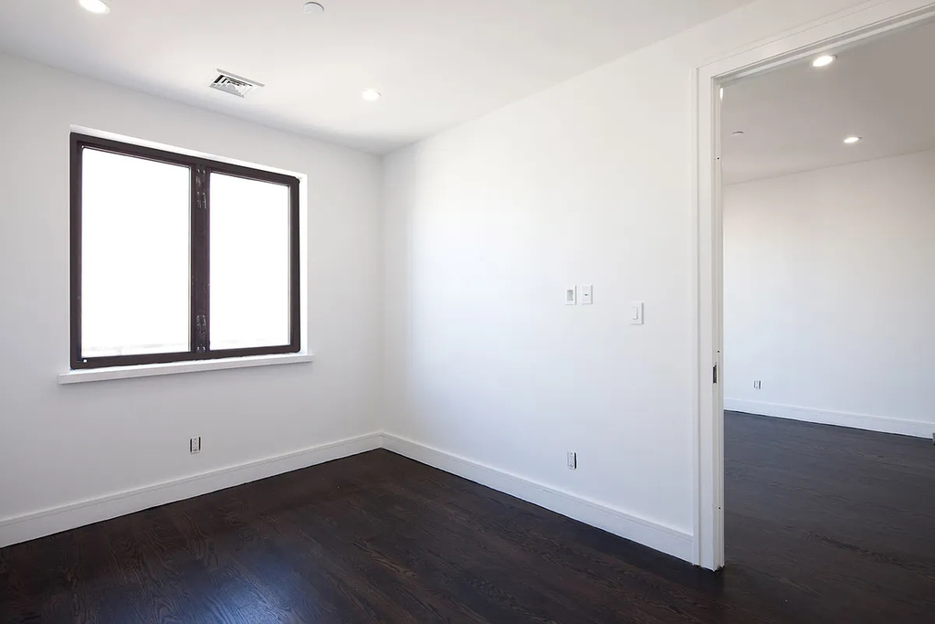 145 Rogers Avenue - Photo 4