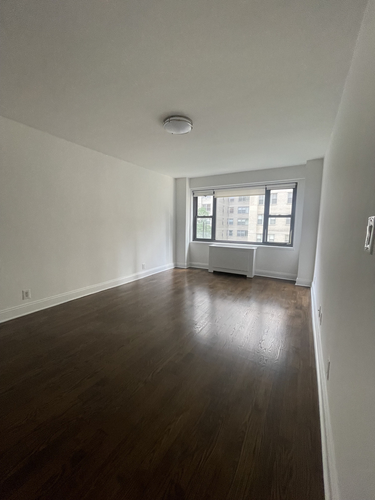East 56th Street - Photo 8