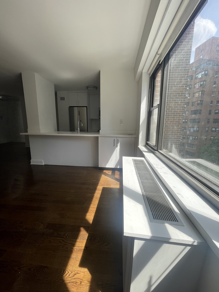 East 56th Street - Photo 7