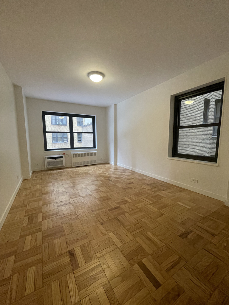 East 55th Street - Photo 3