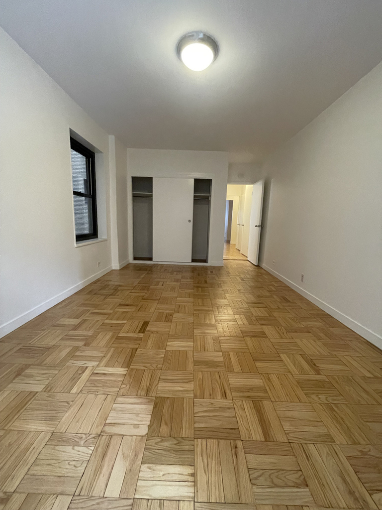 East 55th Street - Photo 4